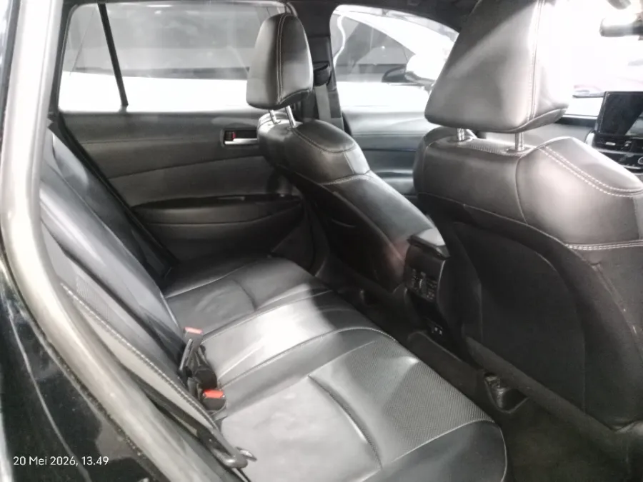 Foto Mobil Bekas Kabin Belakang Toyota Corolla Cross 1.8 Hybrid tahun 2020