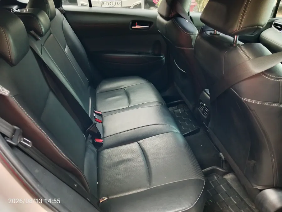 Foto Mobil Bekas Kabin Belakang Toyota Corolla Cross 1.8 Hybrid tahun 2020
