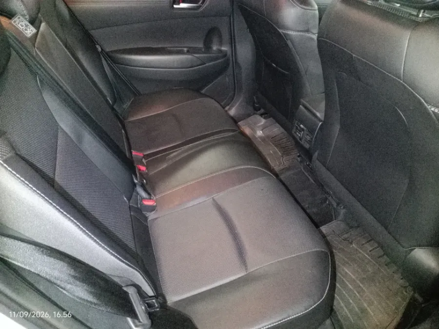 Foto Mobil Bekas Kabin Belakang Toyota Corolla Cross 1.8 Hybrid tahun 2020