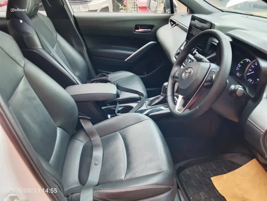 Foto Mobil Bekas Kabin Depan Toyota Corolla Cross 1.8 Hybrid tahun 2020