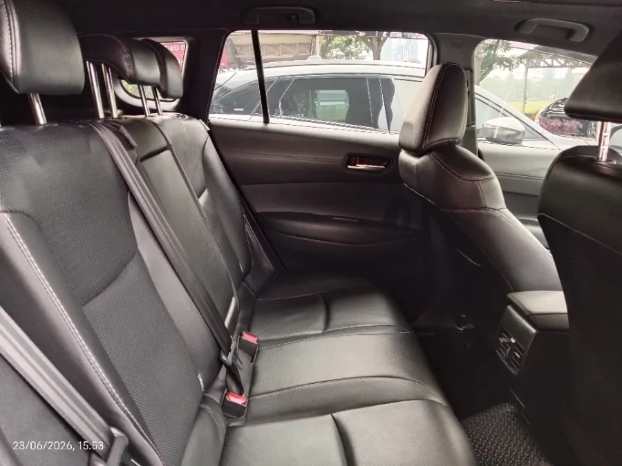 Foto Mobil Bekas Kabin Belakang Toyota Corolla Cross 1.8 Hybrid tahun 2021