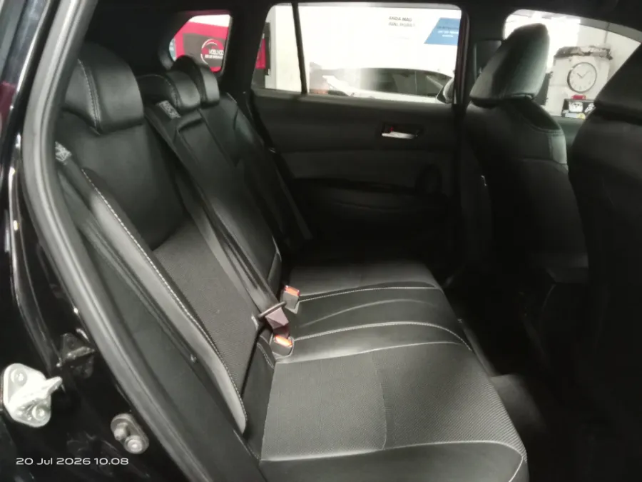 Foto Mobil Bekas Kabin Belakang Toyota Corolla Cross 1.8 Hybrid tahun 2021