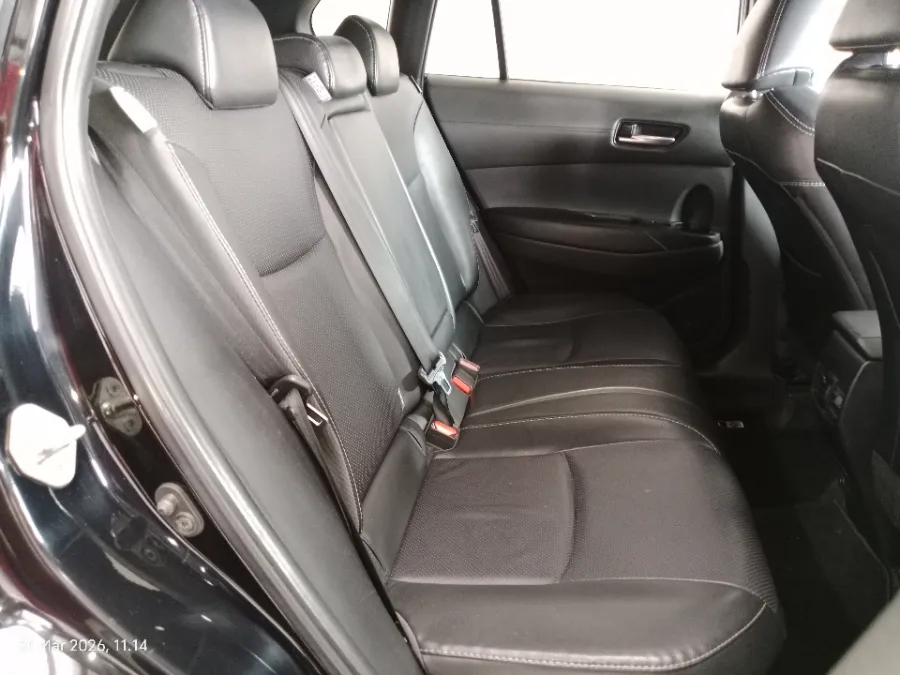 Foto Mobil Bekas Kabin Belakang Toyota Corolla Cross 1.8 Hybrid tahun 2021