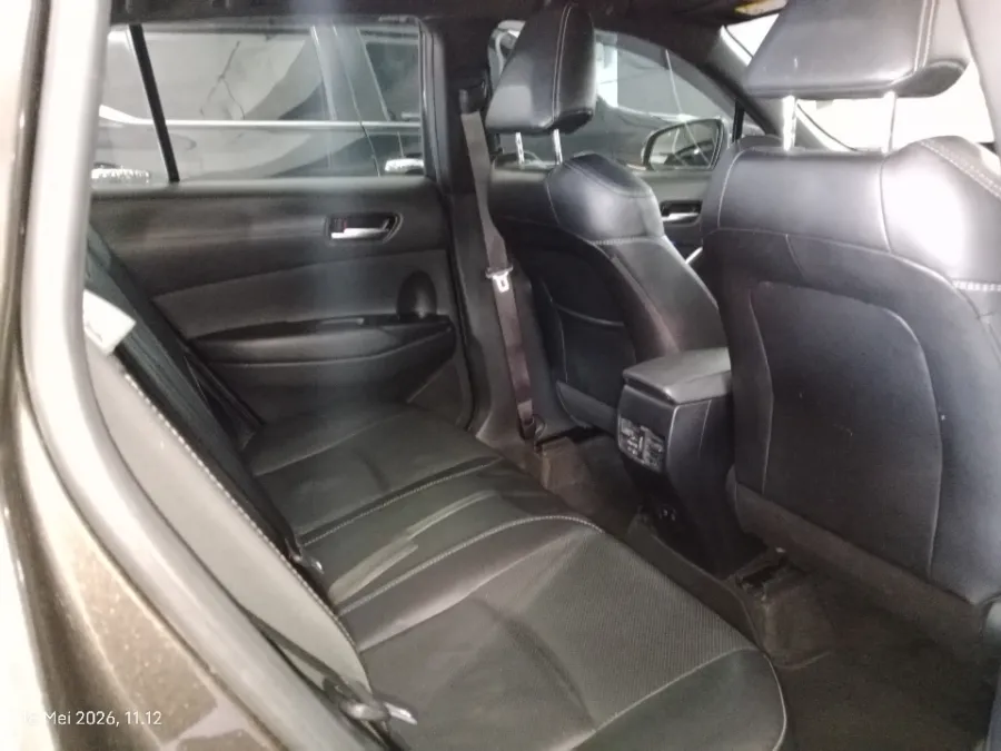 Foto Mobil Bekas Kabin Belakang Toyota Corolla Cross 1.8 Hybrid tahun 2021