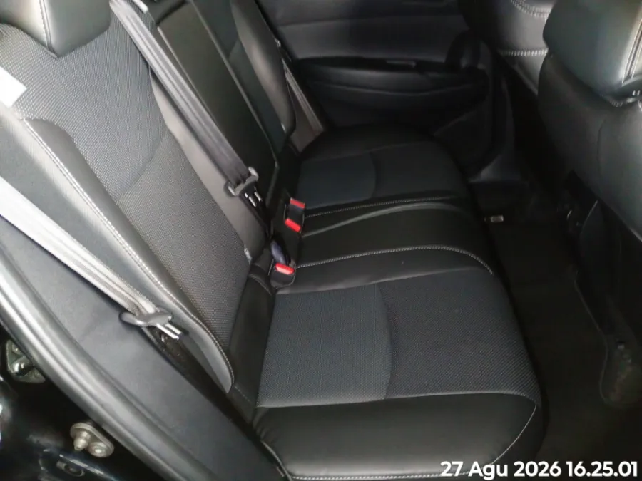 Foto Mobil Bekas Kabin Belakang Toyota Corolla Cross 1.8 Hybrid tahun 2021