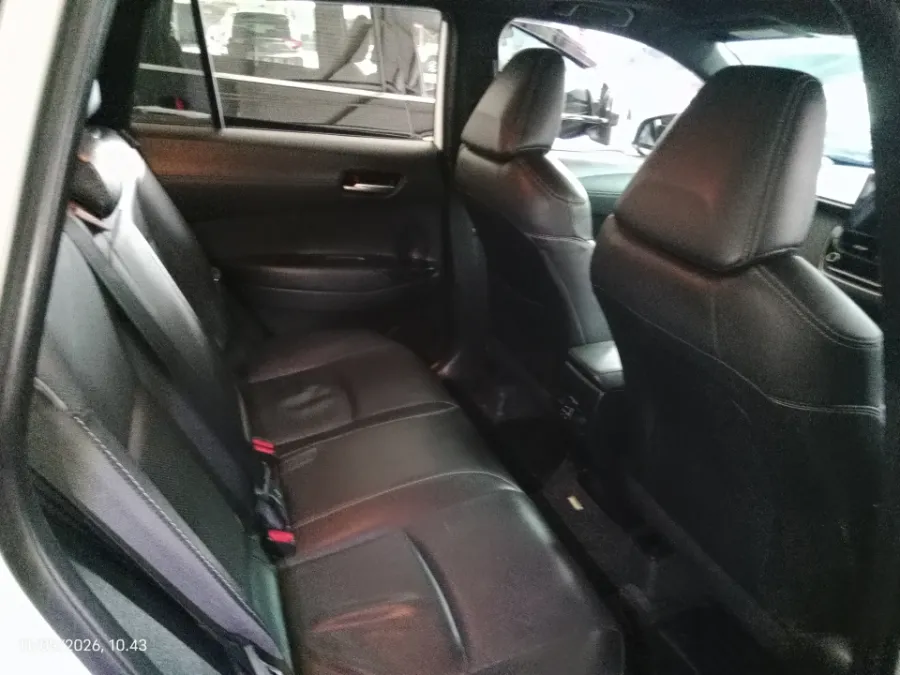 Foto Mobil Bekas Kabin Belakang Toyota Corolla Cross 1.8 Hybrid tahun 2021