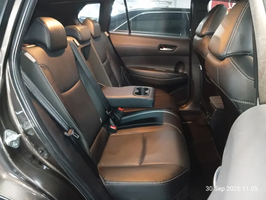 Foto Mobil Bekas Kabin Belakang Toyota Corolla Cross 1.8 Hybrid tahun 2021