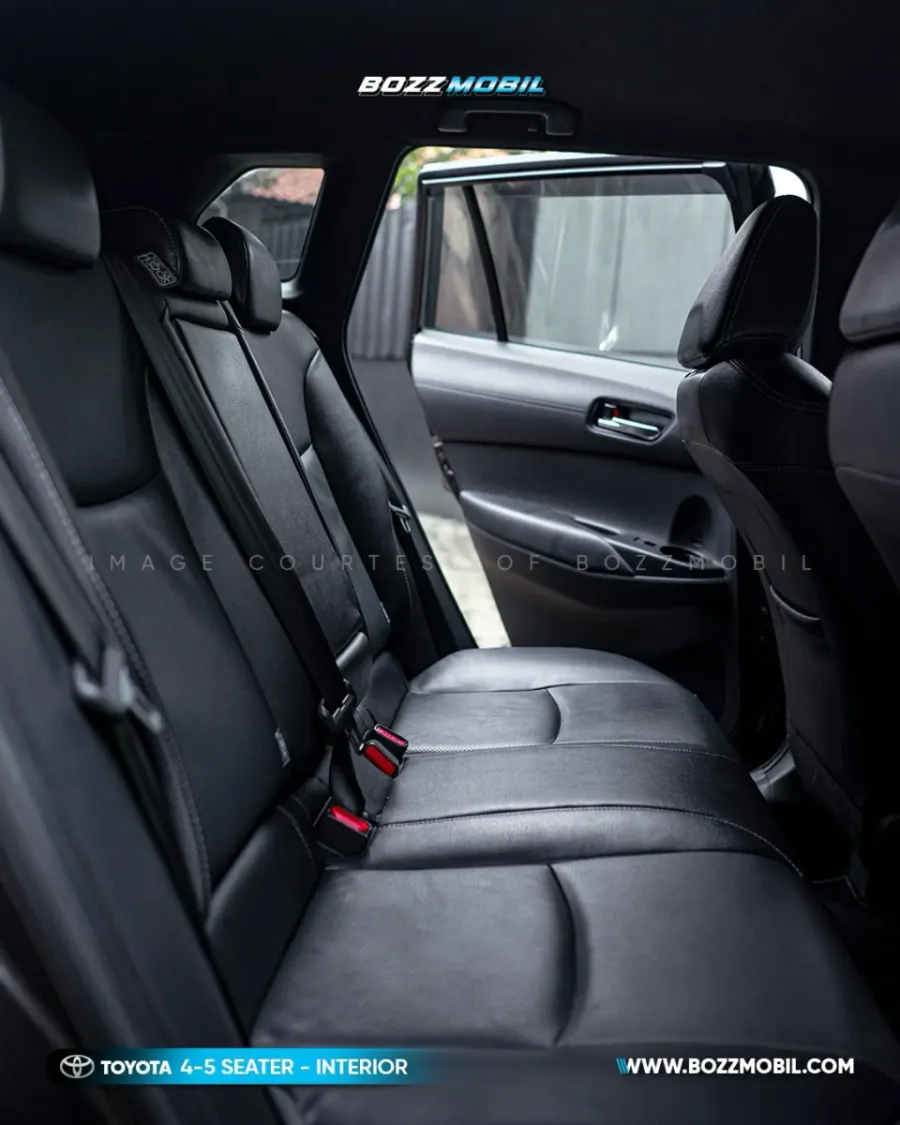Foto Mobil Bekas Kabin Belakang Toyota Corolla Cross 1.8 Hybrid tahun 2021