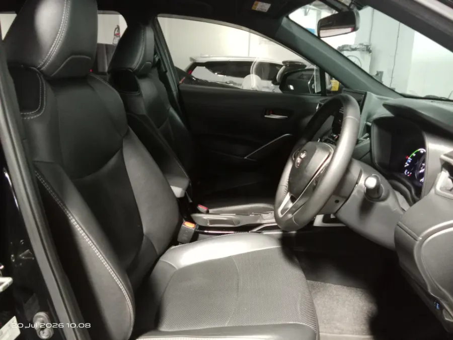 Foto Mobil Bekas Kabin Depan Toyota Corolla Cross 1.8 Hybrid tahun 2021