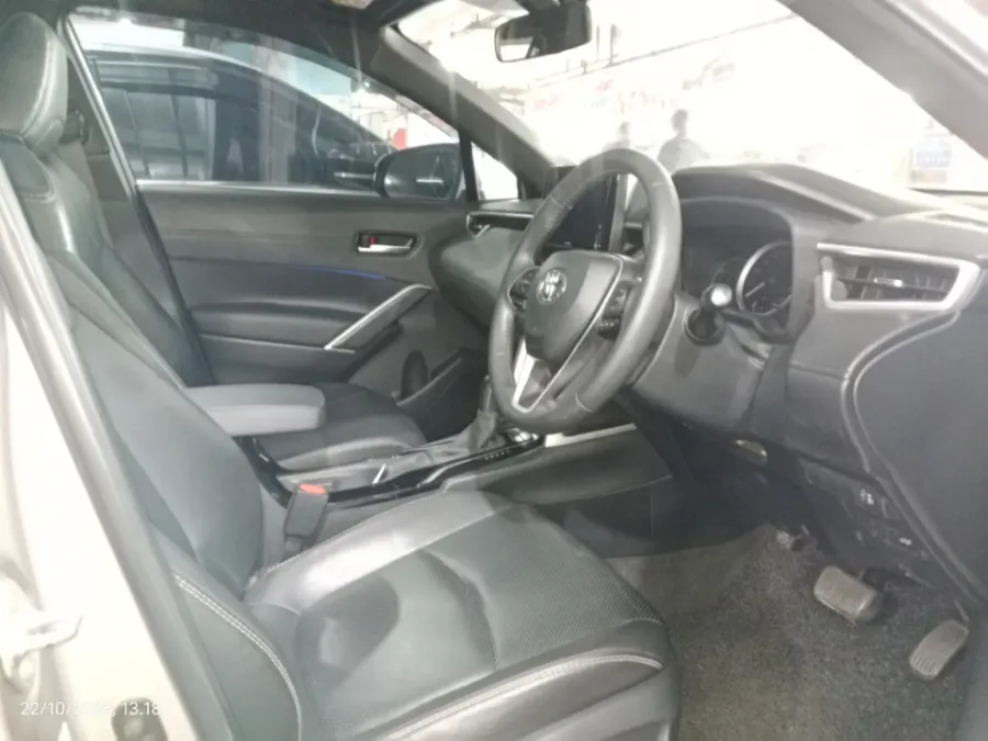 Foto Mobil Bekas Kabin Depan Toyota Corolla Cross 1.8 Hybrid tahun 2021