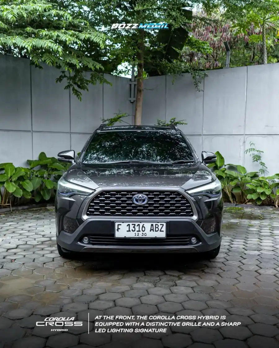 Foto Mobil Bekas Tampak Depan Toyota Corolla Cross 1.8 Hybrid tahun 2021