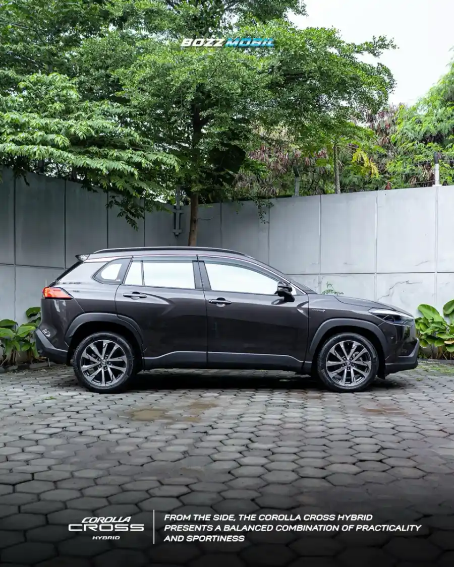 Foto Mobil Bekas Tampak Samping Toyota Corolla Cross 1.8 Hybrid tahun 2021