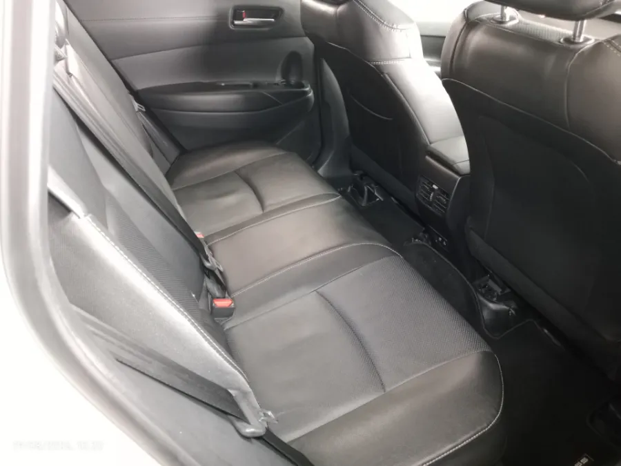 Foto Mobil Bekas Kabin Belakang Toyota Corolla Cross 1.8 Hybrid tahun 2022