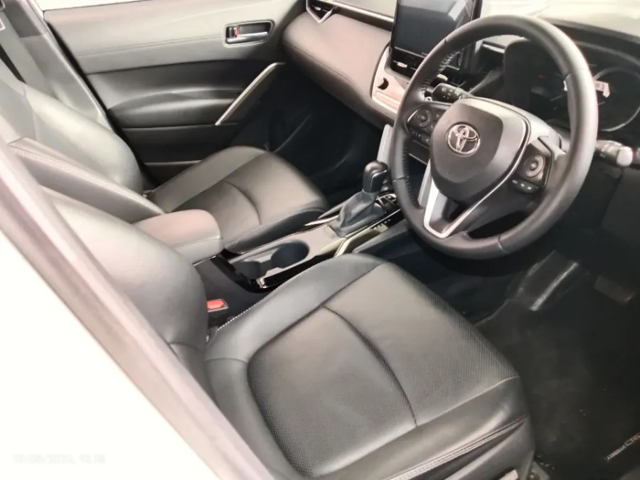 Foto Mobil Bekas Kabin Depan Toyota Corolla Cross 1.8 Hybrid tahun 2022