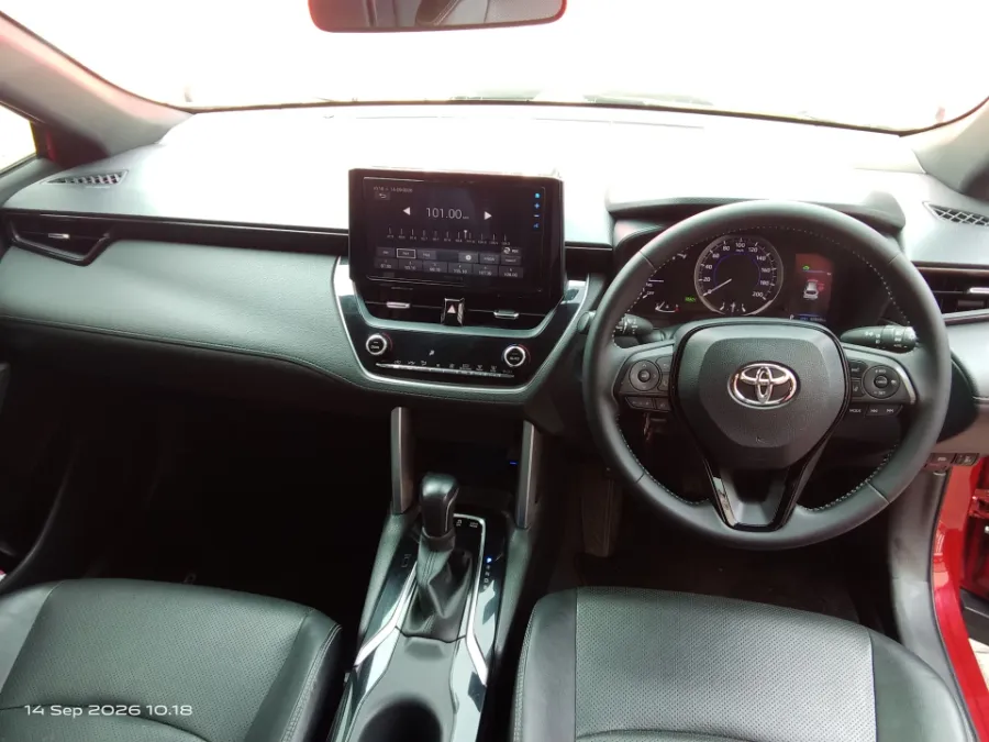 Foto Mobil Bekas Dashboard Toyota Corolla Cross 1.8 Hybrid tahun 2023