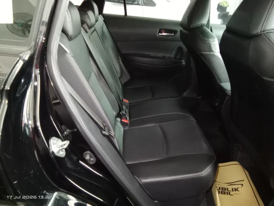 Foto Mobil Bekas Kabin Belakang Toyota Corolla Cross 1.8 Hybrid tahun 2023