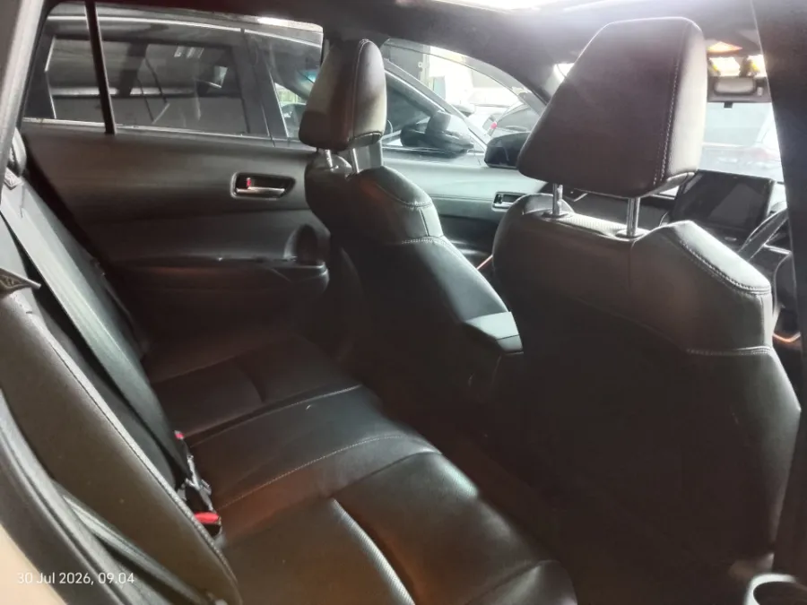 Foto Mobil Bekas Kabin Belakang Toyota Corolla Cross 1.8 Hybrid tahun 2023
