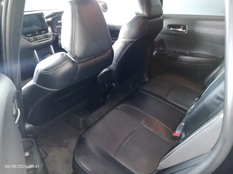 Foto Mobil Bekas Kabin Belakang Toyota Corolla Cross 1.8 Hybrid tahun 2023