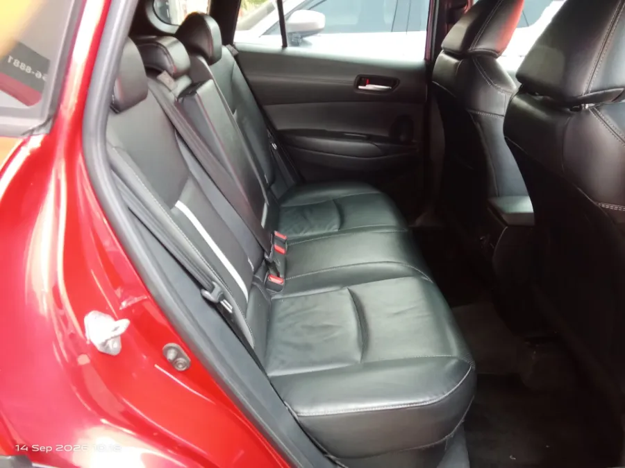 Foto Mobil Bekas Kabin Belakang Toyota Corolla Cross 1.8 Hybrid tahun 2023