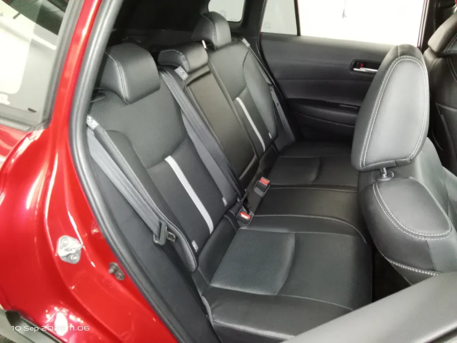 Foto Mobil Bekas Kabin Belakang Toyota Corolla Cross 1.8 Hybrid tahun 2023