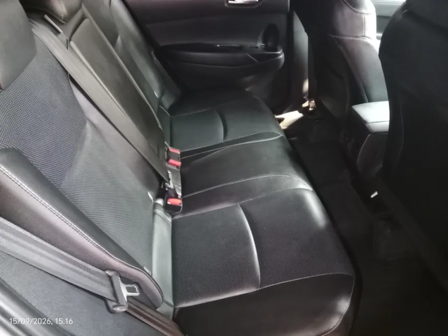 Foto Mobil Bekas Kabin Belakang Toyota Corolla Cross 1.8 Hybrid tahun 2023