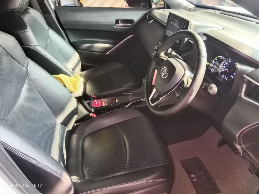 Foto Mobil Bekas Kabin Depan Toyota Corolla Cross 1.8 Hybrid tahun 2023