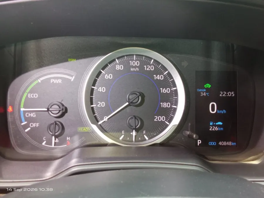 Foto Mobil Bekas Odometer Toyota Corolla Cross 1.8 Hybrid tahun 2023