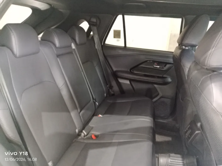 Foto Mobil Bekas Kabin Belakang Toyota Corolla Cross 1.8 Hybrid tahun 2024
