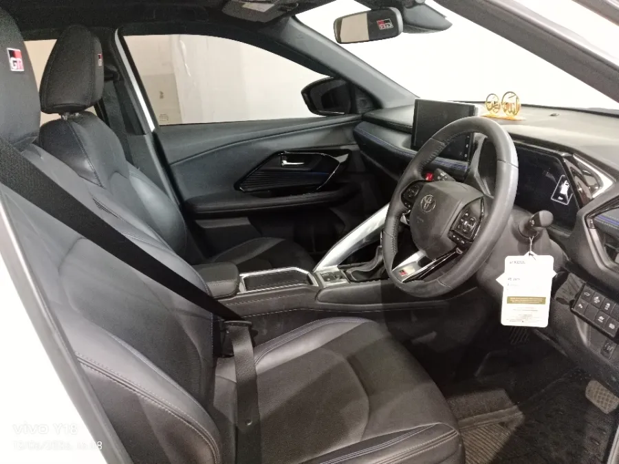 Foto Mobil Bekas Kabin Depan Toyota Corolla Cross 1.8 Hybrid tahun 2024