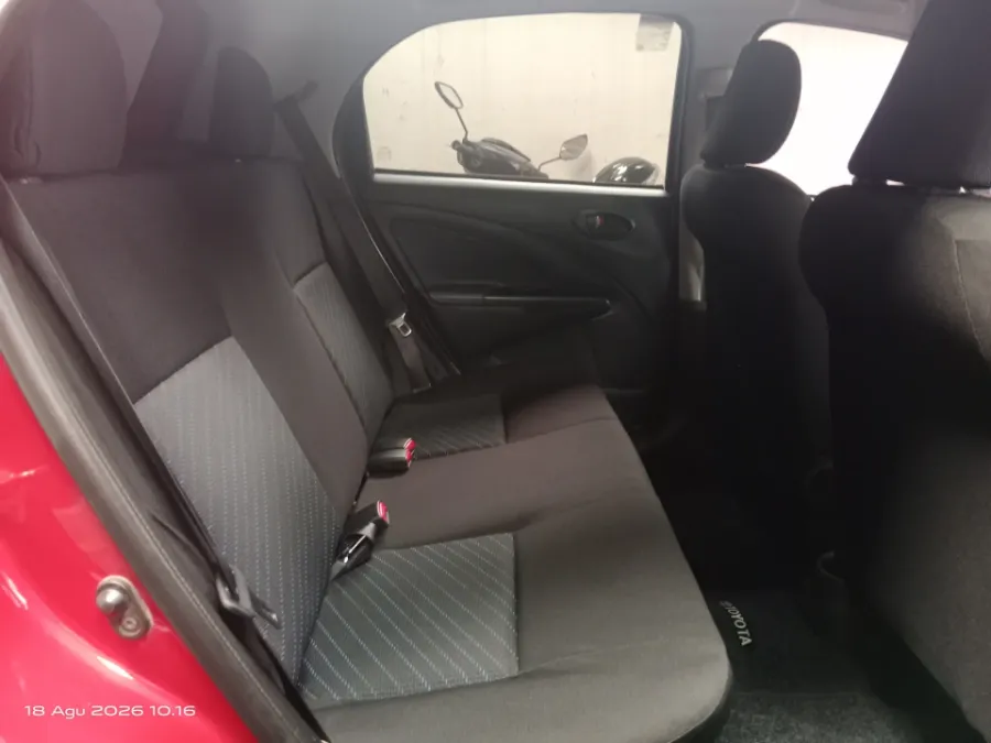 Foto Mobil Bekas Kabin Belakang Toyota Etios Valco 1.2 E tahun 2016