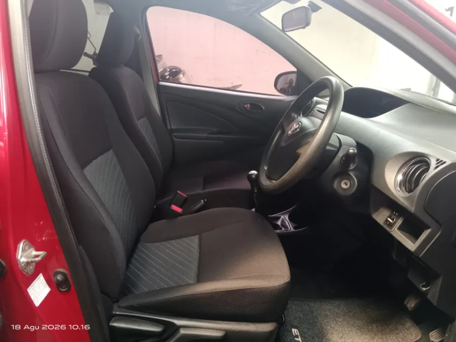 Foto Mobil Bekas Kabin Depan Toyota Etios Valco 1.2 E tahun 2016