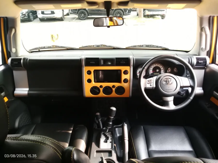 Foto Mobil Bekas Dashboard Toyota FJ Cruiser 4.0 tahun 2017