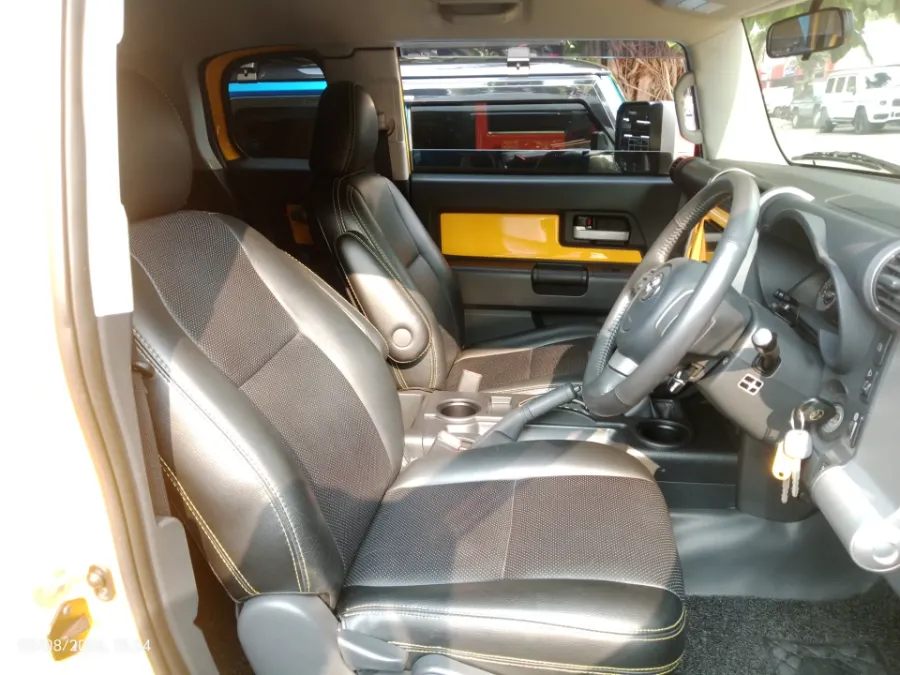 Foto Mobil Bekas Kabin Depan Toyota FJ Cruiser 4.0 tahun 2017