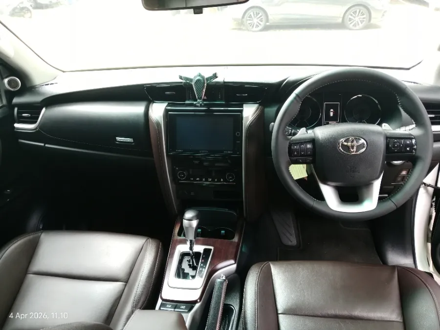 Foto Mobil Bekas Dashboard Toyota Fortuner 2.4 4X2 VRZ tahun 2016