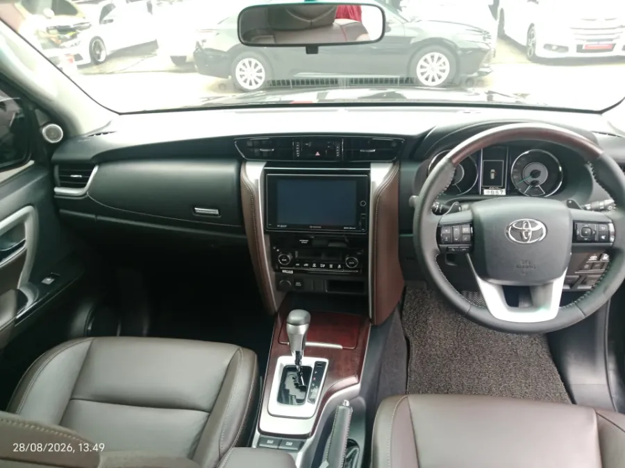 Foto Mobil Bekas Dashboard Toyota Fortuner 2.4 4X2 VRZ tahun 2016