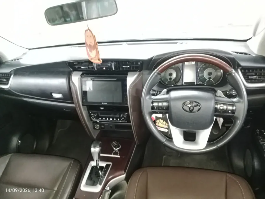 Foto Mobil Bekas Dashboard Toyota Fortuner 2.4 4X2 VRZ tahun 2016