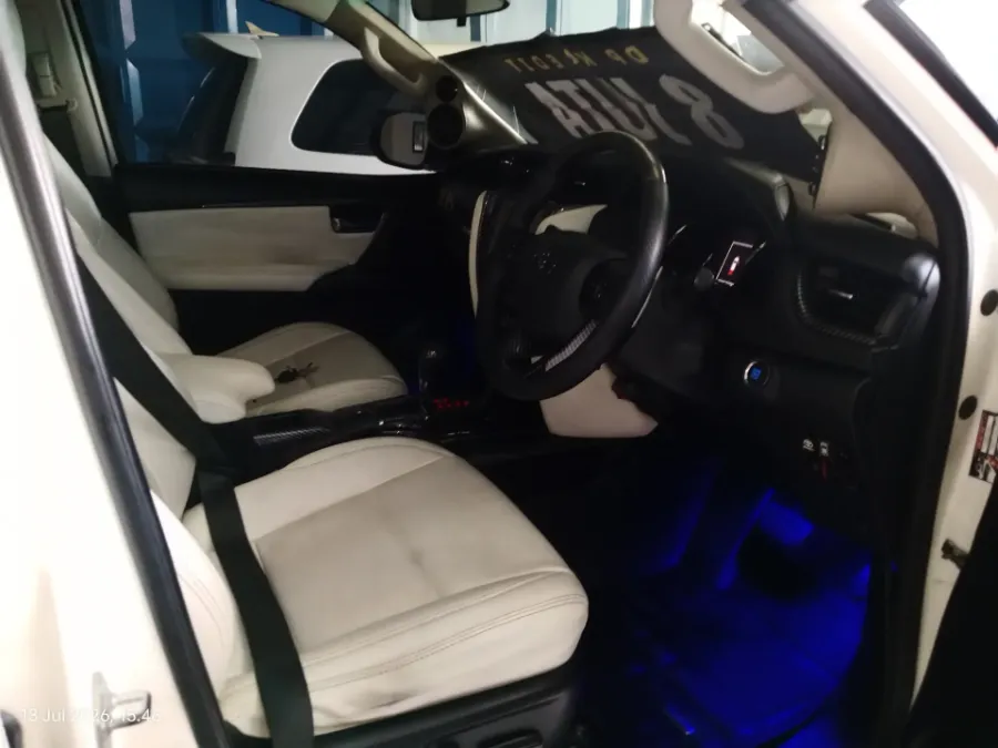 Foto Mobil Bekas Kabin Depan Toyota Fortuner 2.4 4X2 VRZ tahun 2016