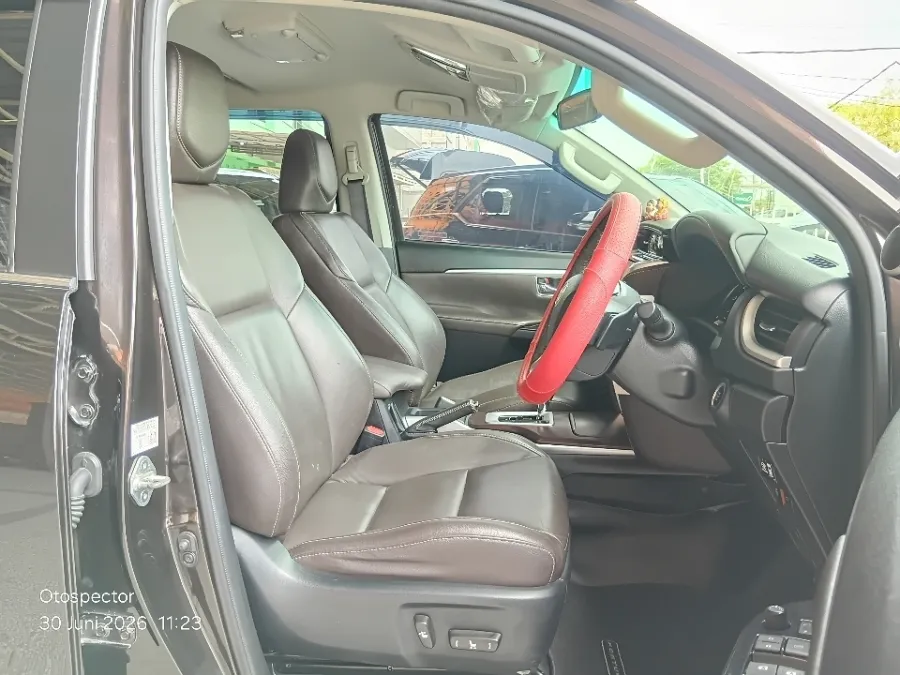 Foto Mobil Bekas Kabin Depan Toyota Fortuner 2.4 4X2 VRZ tahun 2016