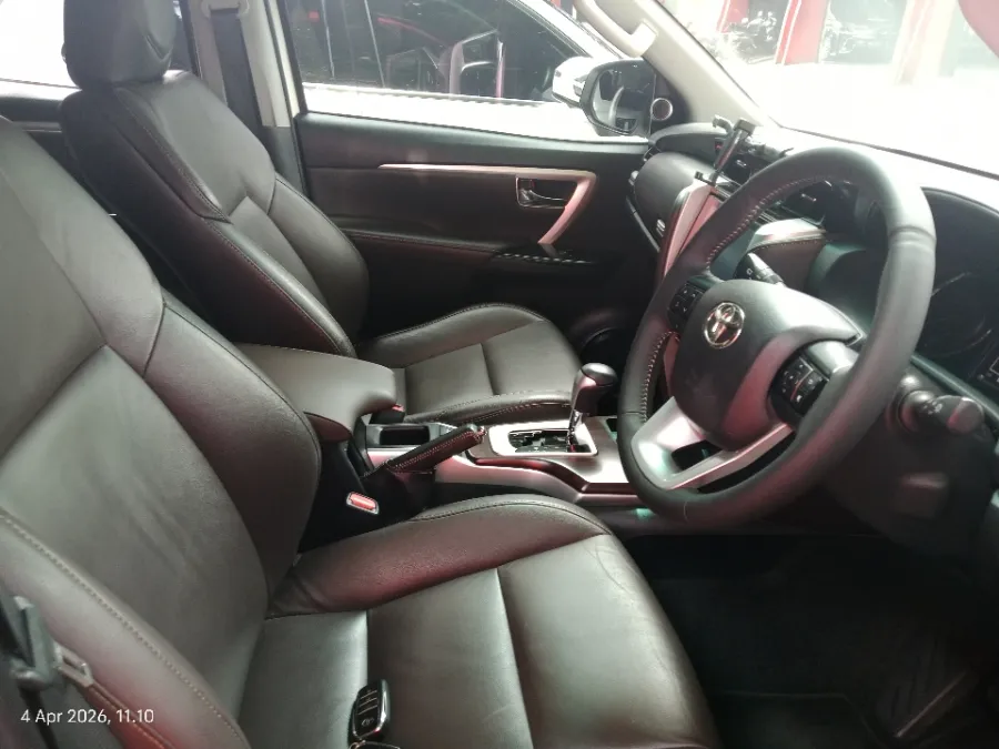 Foto Mobil Bekas Kabin Depan Toyota Fortuner 2.4 4X2 VRZ tahun 2016