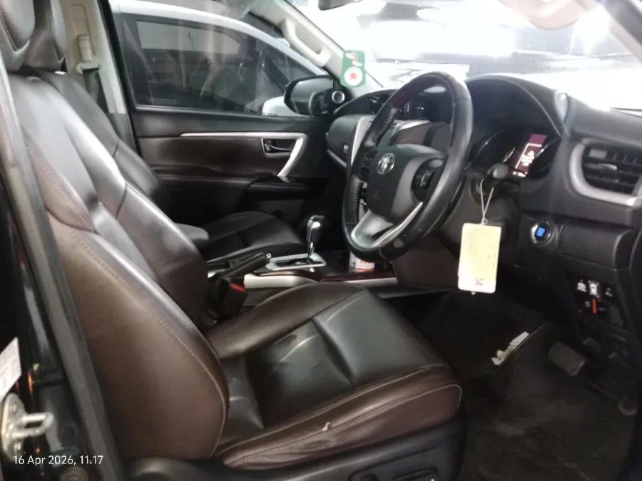 Foto Mobil Bekas Kabin Depan Toyota Fortuner 2.4 4X2 VRZ tahun 2016