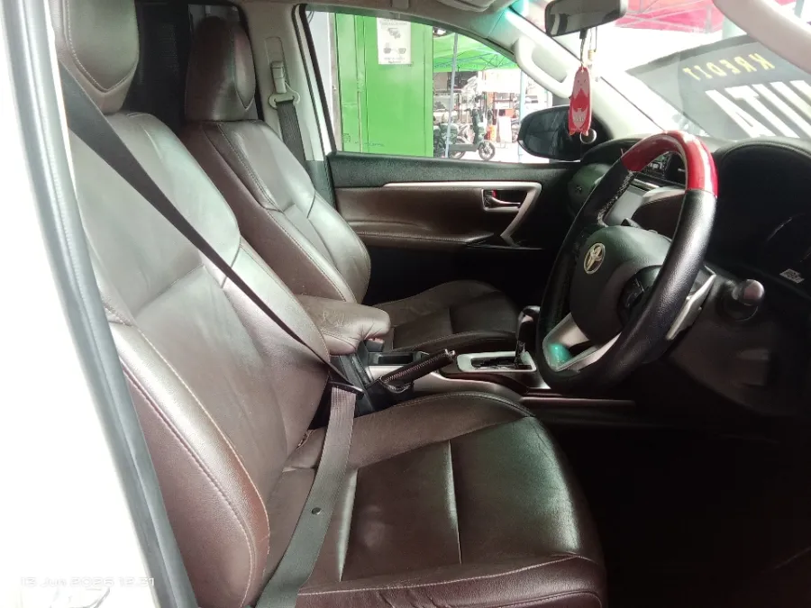 Foto Mobil Bekas Kabin Depan Toyota Fortuner 2.4 4X2 VRZ tahun 2016