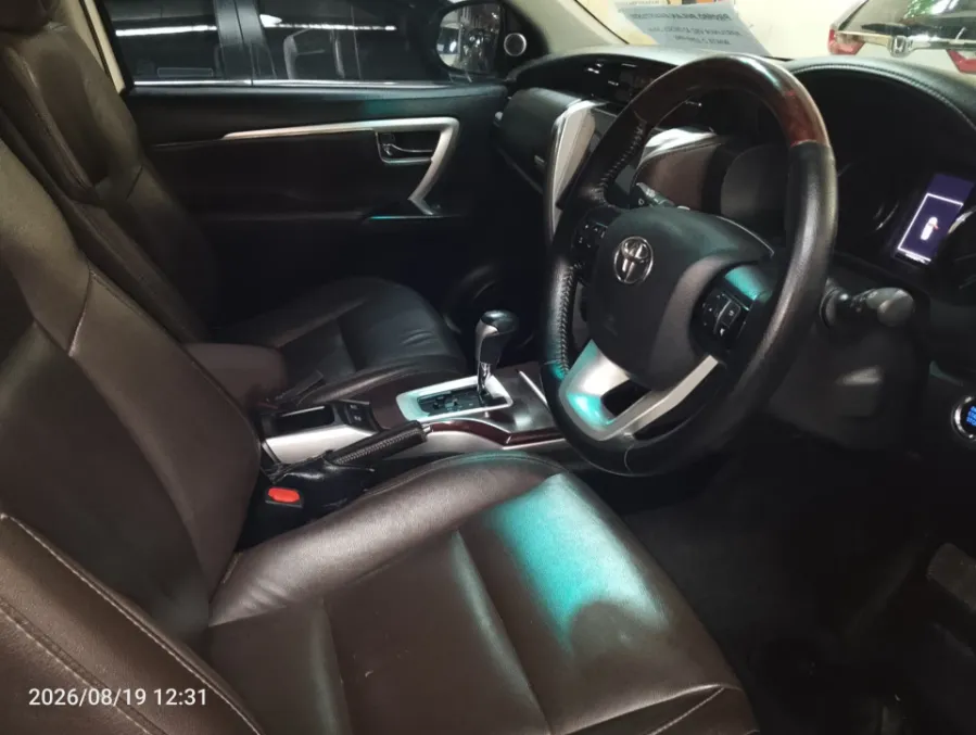 Foto Mobil Bekas Kabin Depan Toyota Fortuner 2.4 4X2 VRZ tahun 2016