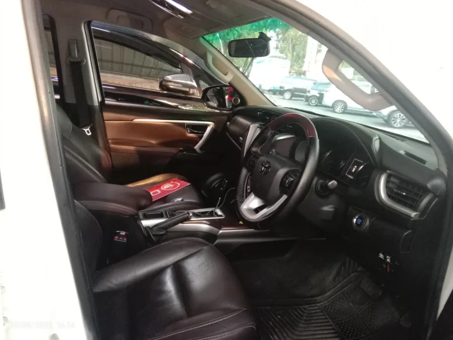 Foto Mobil Bekas Kabin Depan Toyota Fortuner 2.4 4X2 VRZ tahun 2016