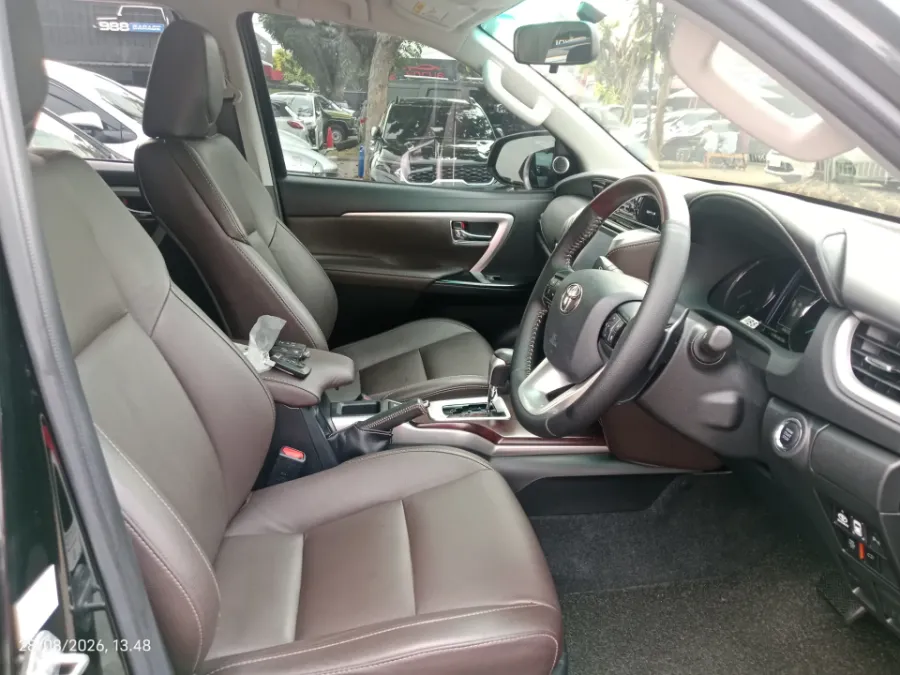 Foto Mobil Bekas Kabin Depan Toyota Fortuner 2.4 4X2 VRZ tahun 2016
