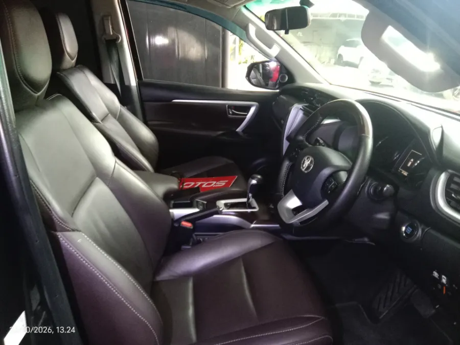 Foto Mobil Bekas Kabin Depan Toyota Fortuner 2.4 4X2 VRZ tahun 2016