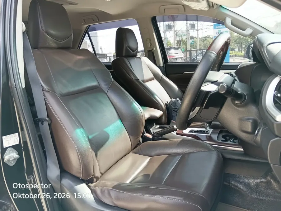 Foto Mobil Bekas Kabin Depan Toyota Fortuner 2.4 4X2 VRZ tahun 2016