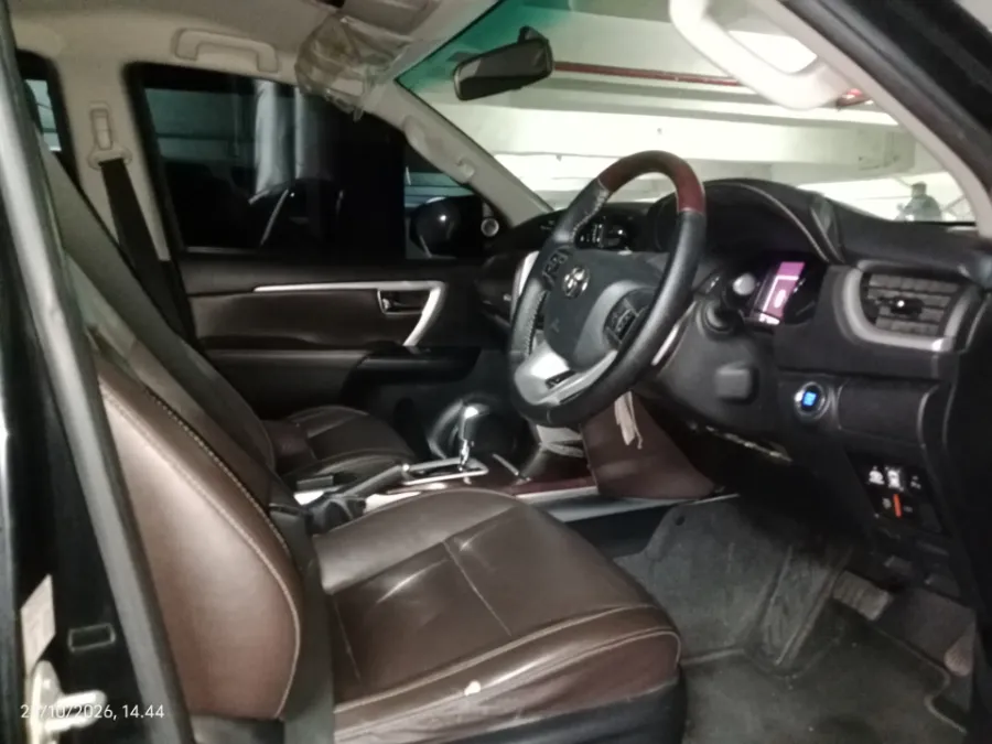 Foto Mobil Bekas Kabin Depan Toyota Fortuner 2.4 4X2 VRZ tahun 2016