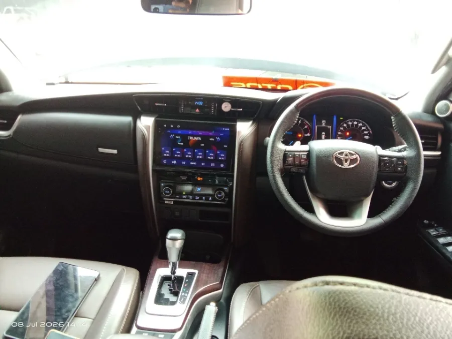 Foto Mobil Bekas Dashboard Toyota Fortuner 2.4 4X2 VRZ tahun 2017