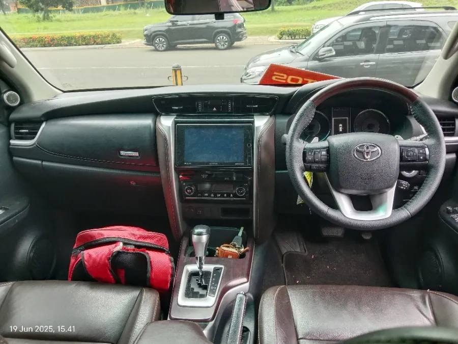 Foto Mobil Bekas Dashboard Toyota Fortuner 2.4 4X2 VRZ tahun 2017