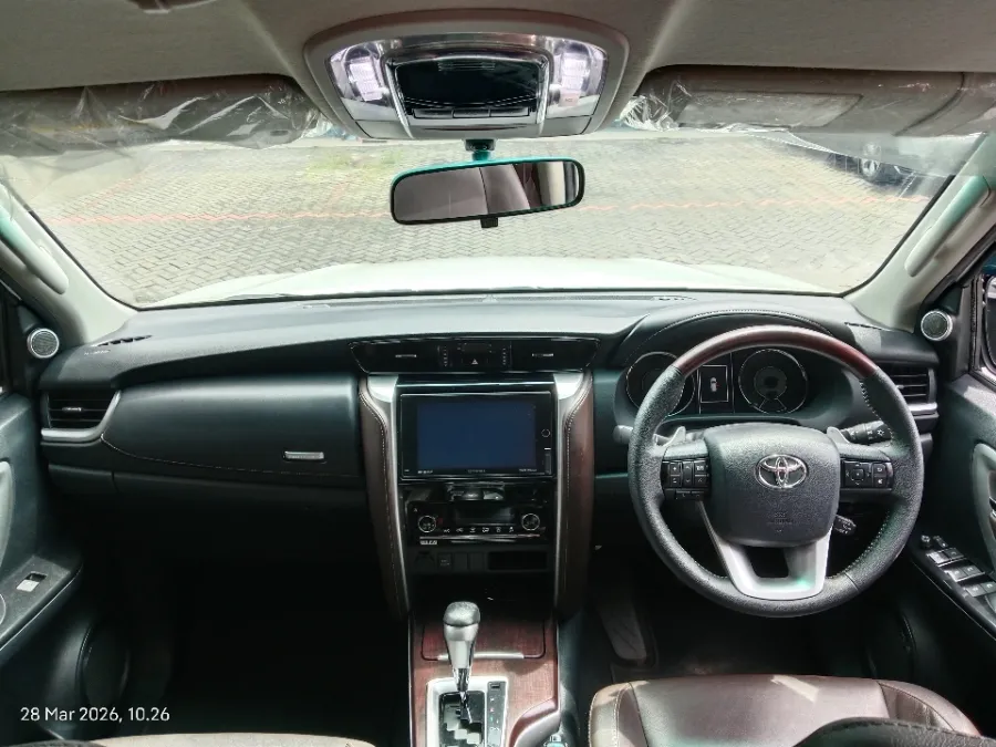 Foto Mobil Bekas Dashboard Toyota Fortuner 2.4 4X2 VRZ tahun 2017